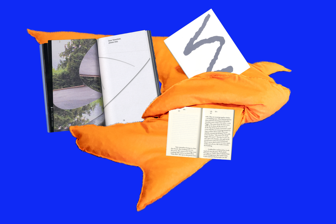 BookBoi*’s soft shapes hugging SOAIPP by Bárbara Acevedo Strange and Tatajana Stürmer, Tobi (I) by Anna Cairns and Short Stories Vol. 1 by Tim Bartel.