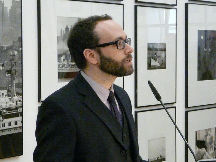 Frank-Thorsten Moll during an exhibition opening speech