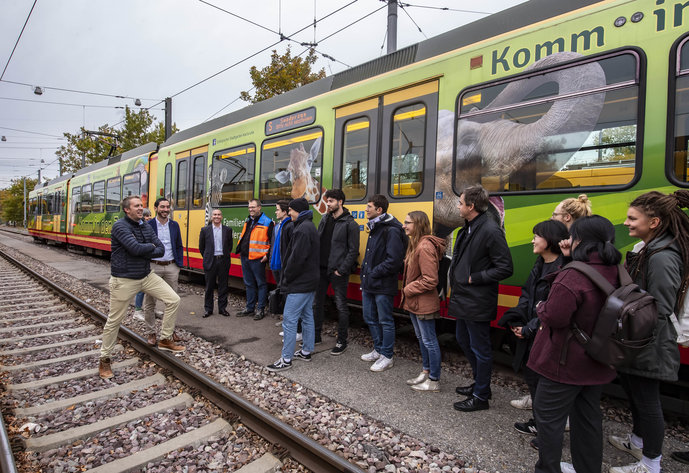 A lot of creative freedom: Yves Sterbak, Amine Arezki, and Kai Taylor from Thales Germany as well as Jürgen Holl for the Albtal-Verkehrs-Gesellschaft (from left) explain to the HfG students which outer surfaces of the Stadtbahn can be designed.