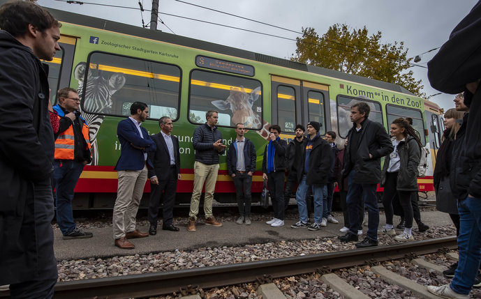 Lots of creative freedom: Jürgen Holl for the Albtal-Verkehrs-Gesellschaft and Amine Arezki, Kai Taylor and Yves Sterbak from Thales Germany (from left) explain to students of the HfG which exterior surfaces of the Stadtbahn can be designed.